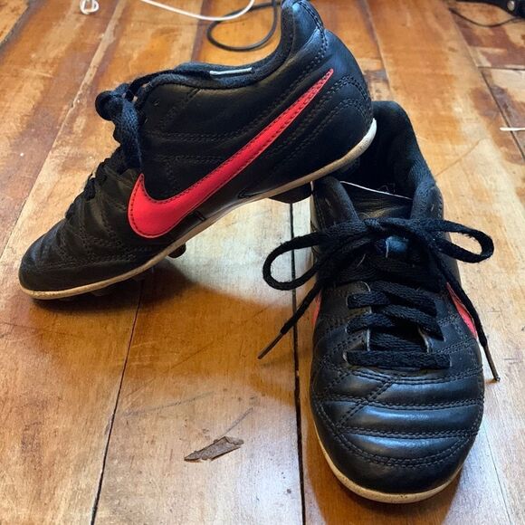 Nike soccer cleats size 12 black pink Spring Sports Activewear - Picture 1 of 4